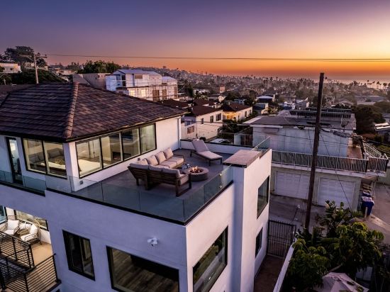 Newly Remodeled Mansion with Breathtaking 300° Views! AC, Parking, Spacious!