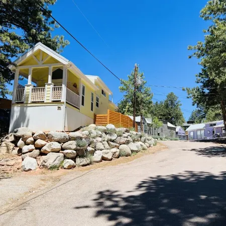Sunny Treetop Tiny Home! Beautiful Pikes Peak View!