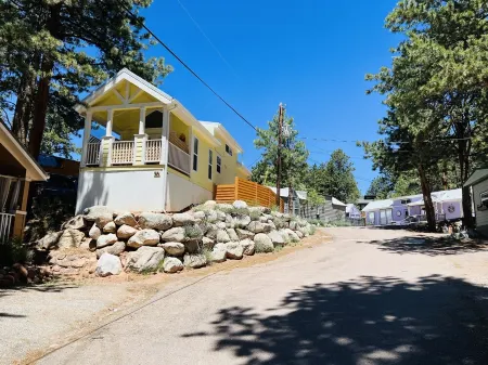 Sunny Treetop Tiny Home! Beautiful Pikes Peak View! Отели в г. Теллер Каунти