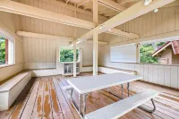 Beautiful townhome with 2 pools— 5 min from the beach!