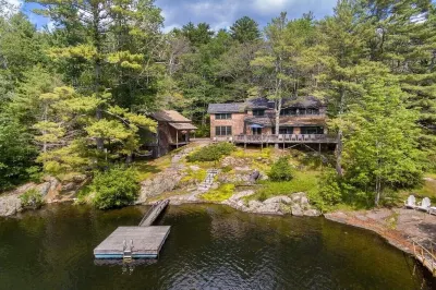 Luxurious Lakefront Home, Now Booking Fall-Winter 2025 and Summer 2026 Hotels near Camden Overlook