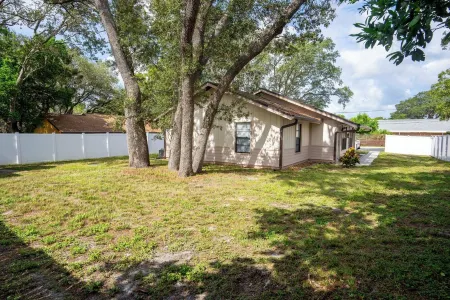 Quiet Tarpons Springs Unit Close to Everything the City has to Offer!