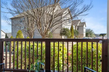 Lakeside Clemson Condo With 4K/Surround Sound/Xbox/Coffee Bar/Private Bathrooms