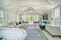 Spacious 5 BR, 4 BA home, a block fr Harbor, near World Class dining, shopping