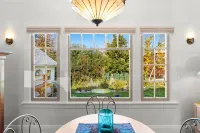 Charming Cottage Downtown