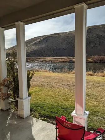 Salmon Riverfront HomeClose to Salmon and Challis.  Fishing from back yard.