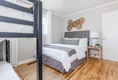 SoPi Cottage - Walk to Town - King Bed Hotels near Hyland Golf Club