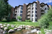 Stylish Ski-In/Ski-Out Condo – 2 Minutes to Gondola & Ski Lifts