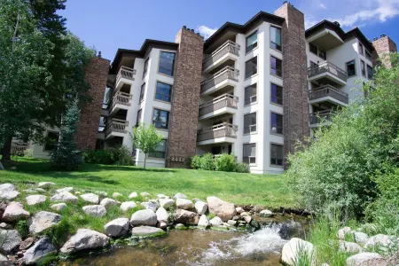 Stylish Ski-In/Ski-Out Condo – 2 Minutes to Gondola & Ski Lifts