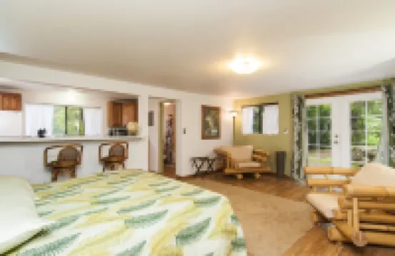 Permitted Charming Log House Farm Stay! Upcountry Maui. Magical and Peaceful!