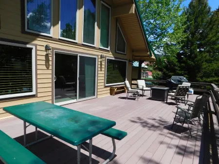 Henry's Lakefront Cabin - 20 miles from YNP - Sleeps 10 with 3 baths