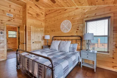 4Br Cabin • Sleeps 12 • Themed Bunk Room • Hot Tub• Lasting Memories Made Here!