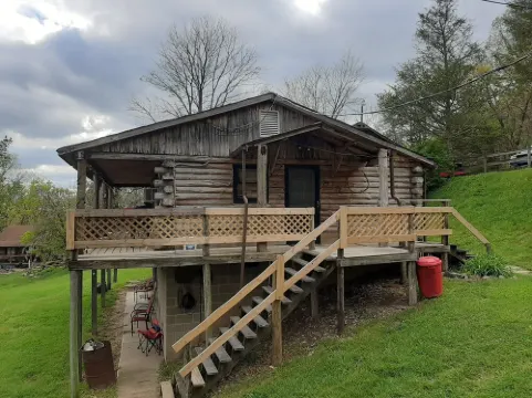 Cozy Elkton Cabin near Shenandoah 25 min