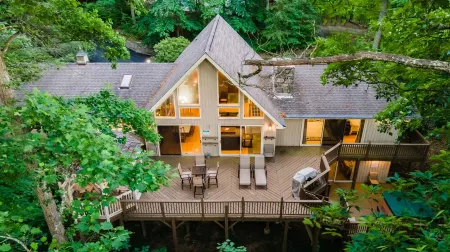 4Br Mountain Retreat Sleeps 12 with Hot Tub Pet Friendly 10Min to Asheville