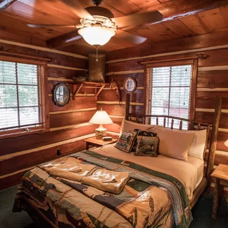 Rustic, Cozy, Northwoods Cabin steps away from Round Lake on Richardson Bay!