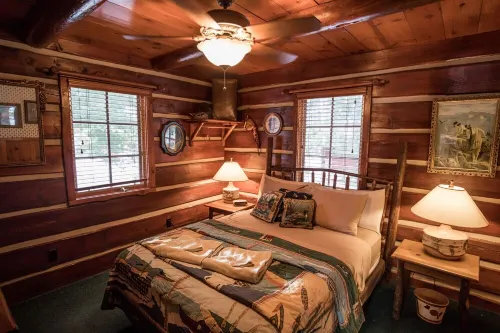 Rustic, Cozy, Northwoods Cabin steps away from Round Lake on Richardson Bay!