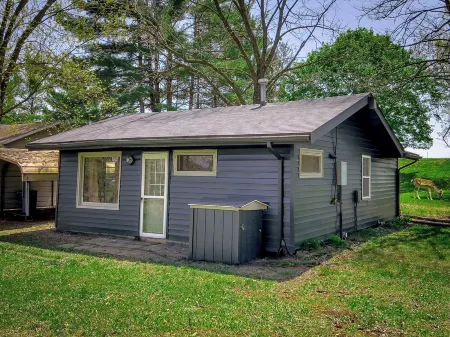 Easton Lake Retreat – Cozy Cottage & Hot Tub