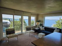 Relaxing View and Walking Distance to downtown Kirkland! Easy freeway access. โรงแรมในเคิร์กแลนด์