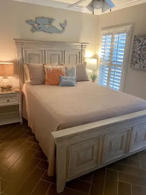 Waterfront Condo - Plush Furnishings  - White Sandy Beaches - Corner Unit Hotels in Redington Shores