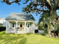 Acadian cottage 1 minute walk to beach, 5 minutes to Old Town BSL! Best location