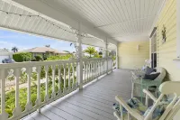 Island’s Best! 5 min walk to Beach, JW Marriott, Heated Pool, Free Bikes, Pet OK