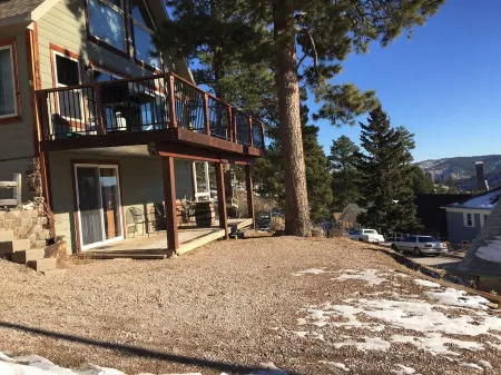 Summit Lodge- Relaxation with Spectacular Views of the Hills- 3 mi. to Deadwood~