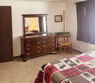 Red Dog Retreat Condo - all the comforts of home in Yellowstone paradise