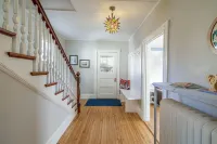 Spacious in-town cottage w/home office. Walk everywhere from your front steps.