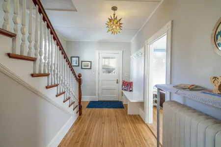 Spacious in-town cottage w/home office. Walk everywhere from your front steps. Отели рядом с достопримечательностью «Библиотека Джесап Мемориал»