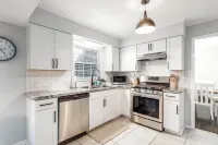 Sleeps 17;2 mins from HPU; Hot Tub; Great for FurnitureMarket