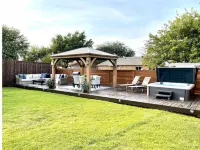 THE COLONY COTTAGE W/HOT TUB & OUTDOOR OASIS/FAMILY FRIENDLY