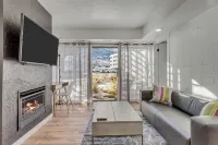 Cozy 1-BR home w free shuttles, hot tub, fireplace!