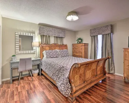 "Abbie's Place: Spacious 4Br Sanctuary with Sunroom and Private Backyard" Hotels in Pine Bluff