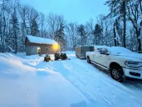 Charming cabin in delightful Montague with WiFi, AC, and parking