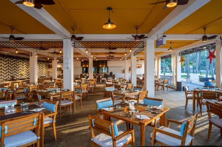 Silver Waves Resort & Spa - Daman Отели рядом с достопримечательностью «Мирасол Лейк Гарден»