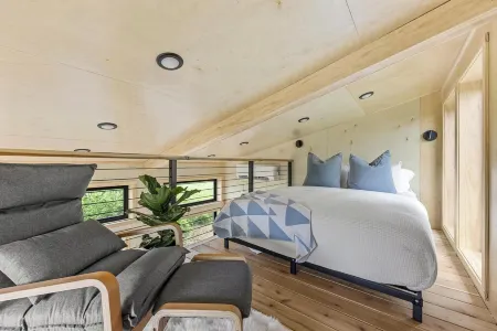 Treehouse on a large lavender farm + all amenities!