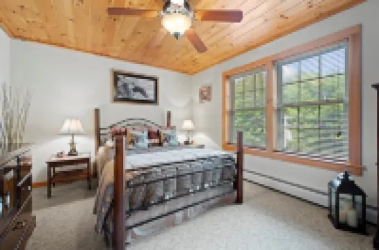 Roomy 3BR Cabin, easy access to snowmobile trail 4 & Hollywood Hills beach/ boat