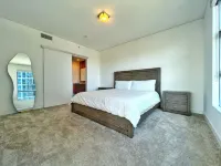 Modern High Rise - 2BR 2BA, Pool, Gym, and Amazing Sunset Views!