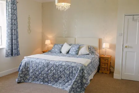 Set on a working Dairy farm  stunning views, a hot tub and pet freindly