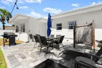 The Shore House! 1 Block to Beach and Dining