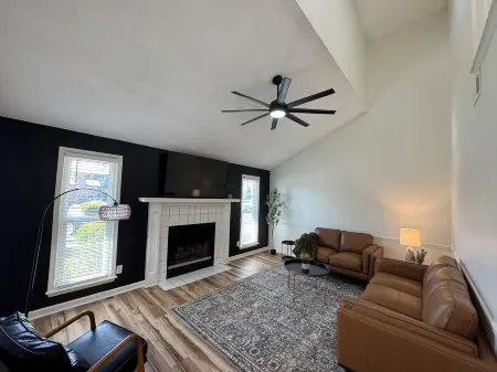 Juniper: 3 bedroom w/ pool