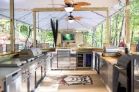 LAKE CHATUGE, Your own private resort, 9 Bdrm, Pickleball, Pool, Boat Rental
