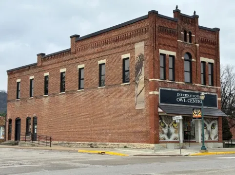 Spacious 2-bedroom loft above the International Owl Center in Houston, MN