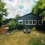 Stillwater Cottage - lakefront with chefs kitchen, fireplace, firepit Các khách sạn ở Leelanau Township