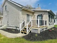 Cozy Canadian lakes cottage (Pet friendly)