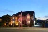 The Elmwood Motel Hotels in 