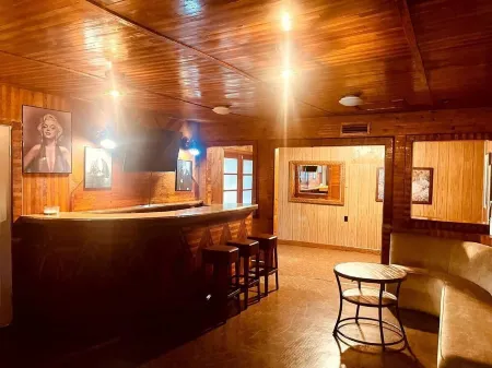 Central 3-bedroom house in Redding with Pool & Vintage Bar Room Отели рядом с достопримечательностью «McConnell Arboretum & Botanical Gardens»