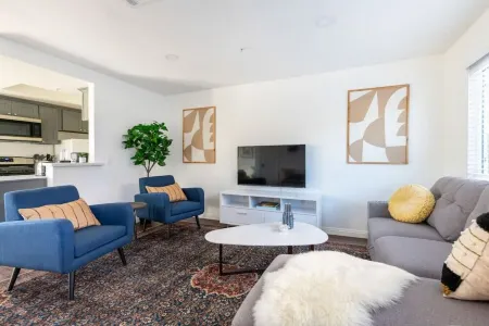 4 Br 2.5Ba Alhambra Condo near downtown LA Отели рядом с достопримечательностью «Keck School of Medicine of USC Physician Assistant Program»