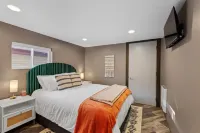 Entire Cozy Cottage! Pet Friendly, No Cleaning Fee Hotels near American Family Field