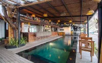 Scallywags Beach Club - Barer